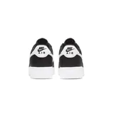 Zapatillas Nike Air Force 1 '07 de cuero negro con detalles en blanco, suela de goma blanca y perforaciones en la puntera.