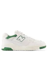 Championes urbanos New Balance modelo 550, color blanco con detalles en verde, confeccionados en cuero, con logo "N" característico en los laterales y suela de goma.