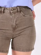 Short de jean color verde musgo, tiro alto, con bolsillos delanteros y traseros.