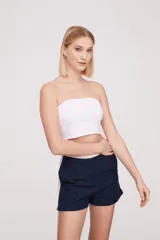 Top strapless blanco ajustado al cuerpo.