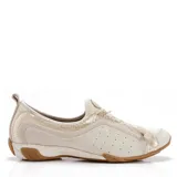 Zapatilla urbana blanca con detalles dorados, de cuero y tela calada. Cuenta con cordones, suela antideslizante Bounce® y plantilla extraíble de poliuretano con inserto de gel en el talón.