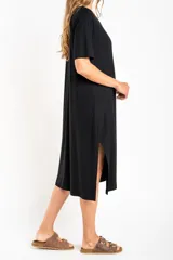 Vestido midi negro de viscosa con elastano, corte recto y mangas cortas.