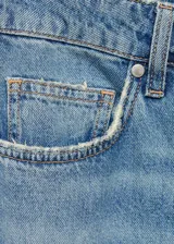 Pantalón de jean celeste de corte wide leg, tiro alto, con cinco bolsillos, cierre con cremallera y botón, trabillas y bajo deshilachado. Incluye un cinturón de cadena plateada con dije de flor.