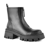 Bota negra de cuero sintético, con caña media, cierre frontal con cremallera y plataforma con suela track.