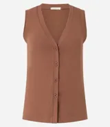 Blusa estilo chaleco color marrón, confeccionada en ribana, con abotonado delantero, sin mangas y con textura acanalada.
