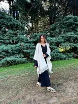 Zapatillas bajas con estampado animal print de vaca en blanco y negro, con cordones marrones y suela color caramelo.