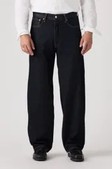 Pantalón de jean azul oscuro, corte amplio, con bolsillos delanteros y traseros.