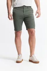 Bermuda de gabardina color verde militar, corte chino clásico, con bolsillos laterales y traseros.