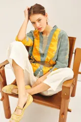 Kimono corto confeccionado en viscosa con bordado de hilo de lurex.