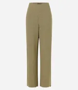 Pantalón wide color marrón claro con cintura elástica y textura acanalada.