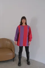 Buzo de mangas largas con diseño de bloques de color en marrón, gris y beige.