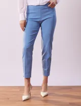Pantalón recto color celeste en gabardina elastizada, marca Zac & Rachel. Pretina ancha con faja interna modeladora, bolsillos simulados en la parte delantera y bolsillos ojal en la parte trasera.