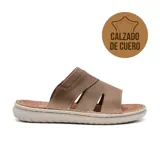 Sandalia casual de cuero color marrón con tiras anchas y suela de goma color beige.