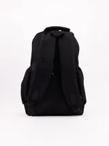 Mochila negra de tela con diseño clásico y compartimento frontal con cierre.