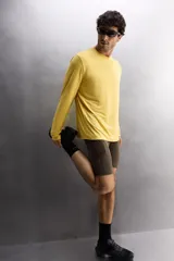 Mallas cortas de entrenamiento negras confeccionadas en tejido técnico y elástico en cuatro direcciones. Cuentan con cintura elástica ajustable con cordón interior, bolsillos laterales de fácil acceso y logo estampado en la espalda.