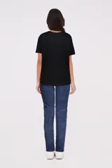 Remera de algodón con estampado en tonos verdes y negro, de corte ancho y manga corta.