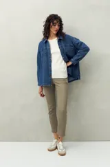 Pantalón chupín negro de tiro medio con textura similar al denim.