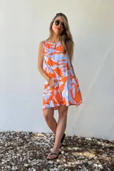 Vestido corto sin mangas con estampado abstracto en tonos naranja y celeste.