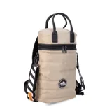 Matera estilo mochila color verde militar, confeccionada en nylon acolchado con detalles en símil cuero negro. Cuenta con tapa con cierre metálico, bolsillo interno, asas de mano y correa extensible para llevar al hombro o cruzada.