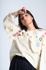 Camisa color crema con cuello Claudine y bordado de crochet multicolor.