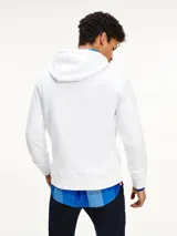 Buzo blanco de Tommy Hilfiger con capucha y cordones ajustables. Logo de la marca bordado en el pecho y en el puño.
