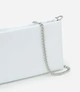 Billetera rectangular color celeste, confeccionada en cuero sintético, con cierre de cremallera y correa de cadena plateada.