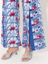 Pantalón wide leg de broderie poplin con recortes en el delantero y tajos en las botamangas. Cintura de lino azul y cierre lateral JCH teñido a tono.