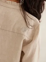 Camisa clásica rosada de lino con cuello mao y volados.