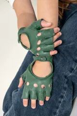 Guantes de conducir plateados sin dedos, confeccionados en cuero ovino italiano.
