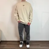 Buzo color beige de corte oversize con estampa en la espalda de botellas de vino y texto en verde.