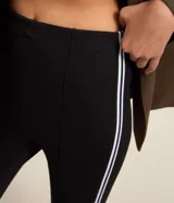 Pantalón legging negro de rib con cintura elástica y piecito.