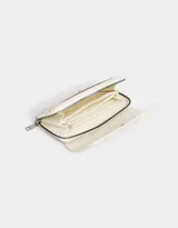 Billetera tipo fichero con estampado de moños rosas y celestes sobre fondo blanco. Tiene cierre superior y solapa con broche.