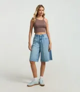 Blusa sin mangas color marrón, confeccionada en tejido rib con textura. Presenta cuello halter que resalta los hombros.