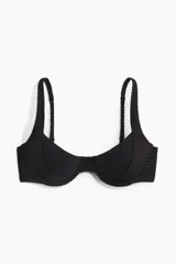 Top de bikini negro con breteles ajustables, aros y copas con relleno que realzan el busto y el escote. Cierre ajustable de gancho en la espalda.