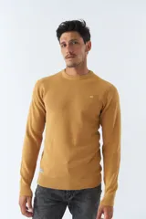 Sweater de punto color verde militar con cuello redondo y logo bordado en el pecho.