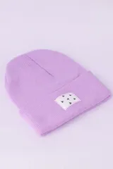 Gorro de lana negro con parche blanco con triángulos negros.