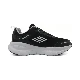 Championes urbanos Umbro Dash, color negro con detalles en blanco y gris, con logo de la marca en el lateral.