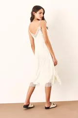 Vestido midi de tirantes color blanco con estampado abstracto y encaje en escote y ruedo.
