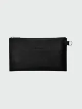 Pochette Longchamp modelo Le Foulonné, color naranja, con cierre superior y logo grabado en el frente.