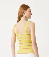 Musculosa de punto color amarillo con rayas horizontales rosas y marrones, escote cuadrado y textura acanalada.