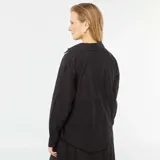 Camisa negra con bordado inglés, corte estándar, cuello clásico y cierre frontal con botones.