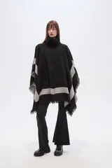Poncho de tejido grueso, color negro y gris, con diseño de franjas diagonales y cuello alto con cierre. Presenta terminaciones con flecos.