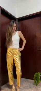 Pantalón dorado de calce relajado con cintura elástica y bolsillos delanteros y traseros.