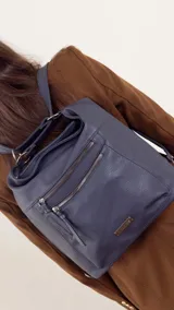 Cartera negra con opción de uso como mochila, con diseño práctico, bolsillo al frente y atrás para fácil acceso. División interna en el medio para organizar tus pertenencias, ideal para uso diario, compacta y funcional.