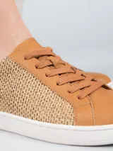 Zapatillas urbanas Hush Puppies modelo Merano, color tostado con detalles en tejido trenzado y suela blanca.