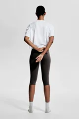 Remera deportiva blanca de corte boxy, confeccionada en tejido funcional DryMove™ que ayuda a absorber el sudor. Tiene cuello redondo, mangas cortas con hombros caídos y bajo recto.