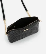Cartera transversal pequeña color marrón con efecto tressê, cierre de cremallera y correa de cadena larga.