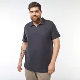 Remera polo de piqué color gris oscuro, de manga corta y cuello clásico con abertura en V.