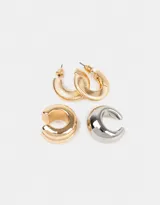 Set de aros que incluye dos earcuffs chunky a presión, uno dorado y otro plateado, y un par de argollas doradas con textura y cierre a presión.