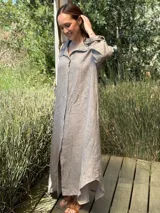 Vestido camisero amplio y largo color gris topo, fabricado en Italia, con botones de nácar, cuello camisero y bolsillos laterales.
